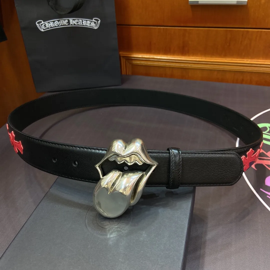 💰760💰Full package💰 💍purchasing grade pure copper silver plated 925 fidelity version 𝐂𝐡𝐫𝐨𝐦𝐞𝐇𝐞𝐚𝐫𝐭𝐬 Crow heart detachable style The Big Tongue's pure copper silver-plated 925 hardware has an old and rough style. During production, the black color after oxidation of 925 silver is deliberately retained, and then polished to form a shiny silver surface with soft gray and black shadows. The layering is very obvious. The imported oil-waxed leather is spliced ​​with colorful crosses, integrating rock punk, goth, street hip-hop and other elements. Its design style is unique and full of mystery and luxury.  Width 3.8cm.